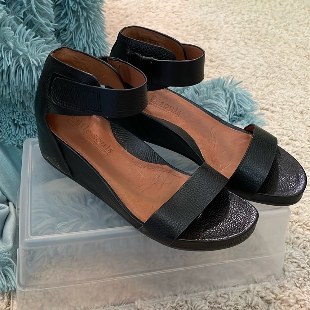 Gentle souls size 9 Black Leather with a velcro strap